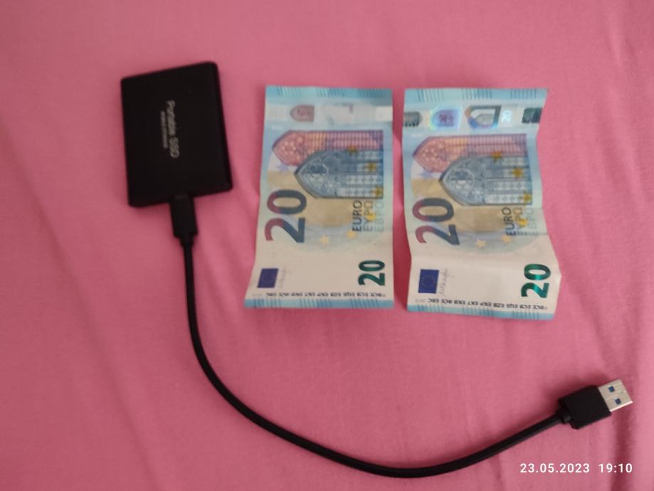 Prenosni usb ssd disk 30 terabajta za pohranu svih podataka