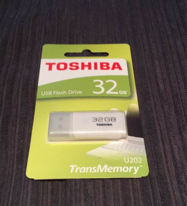 TOSHIBA USB 32 GB