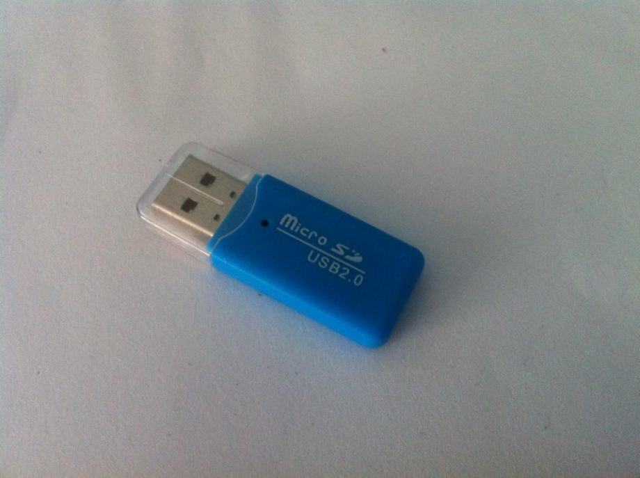 USB 2.0 čitač micro SD  kartica.