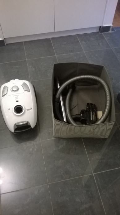USISAVAČ ELECTROLUX EEG41IW