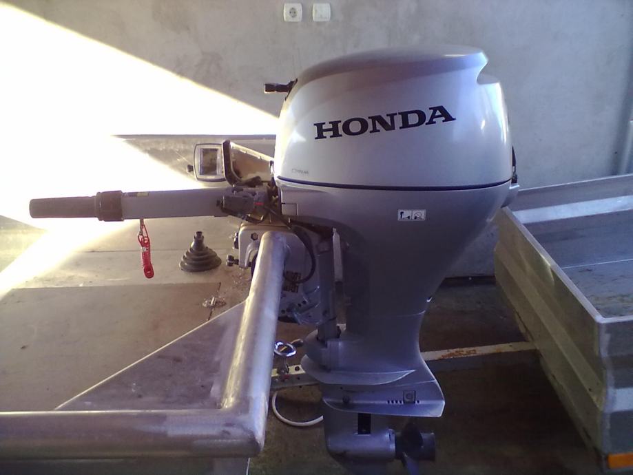 Prodajem vanbrodski motor Honda 20 Ks 2013 godina.samo 10-ak sati rada