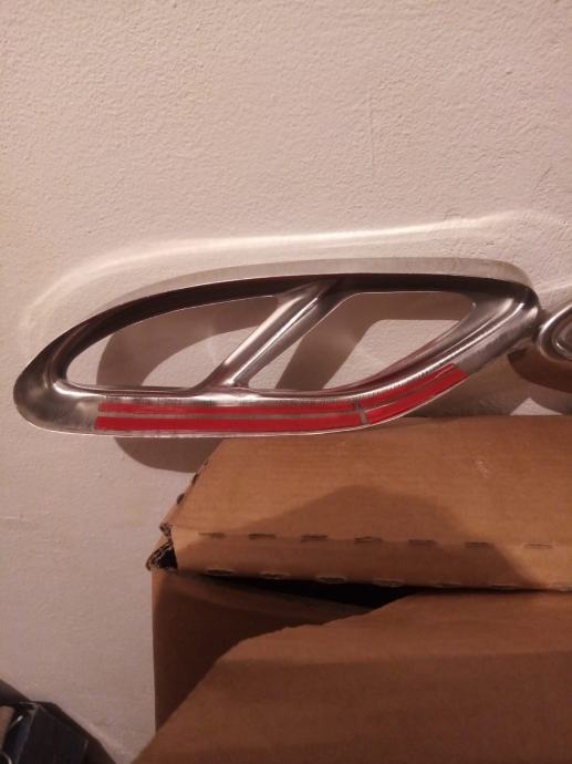 Mercedes GLE srebrne rozete metalne za auspuh