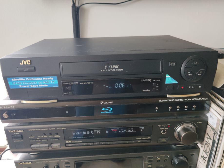 VHS video recorder JVC HR-J672