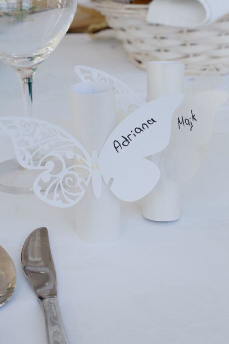 Leptiri za čašu ili meni kao oznaka sjedenja na vjenčanju, svadbi