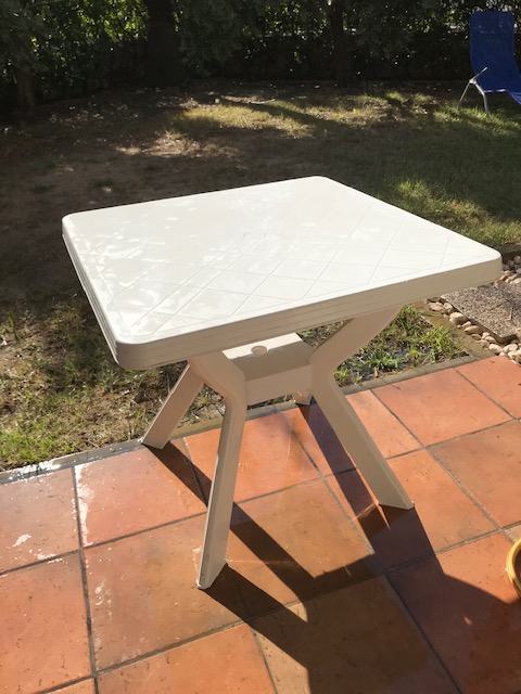 Plastični bijeli stol ČETVRTASTI za vrt ili terasu 80x80cm, čvrsti