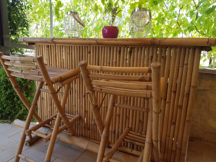 Odlično očuvan šank od bambusa s dvije sklopive stolice