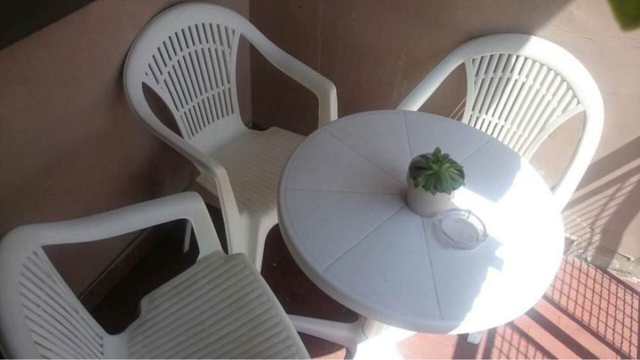 Stol i 3 stolice za balkon ili terasu