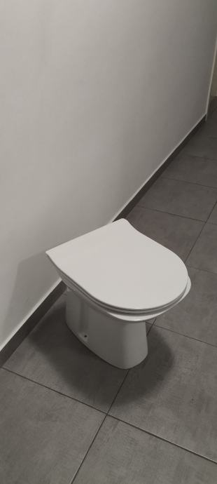 WC školjka DOLOMITE (stojeća/odvod pod)Očuvano