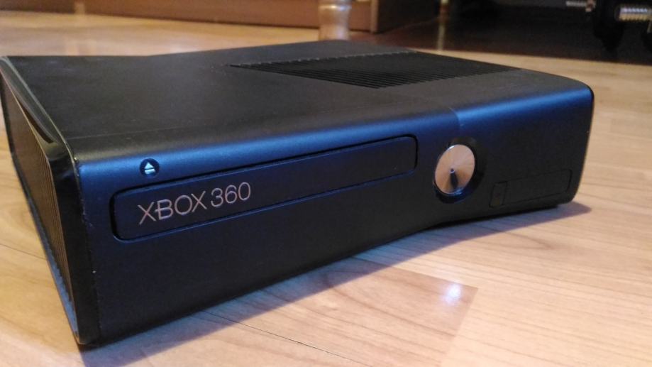PRODAJEM XBOX 360 (250 GB)+GTA 5+DVA JOYSTICKA! HITNO!!!