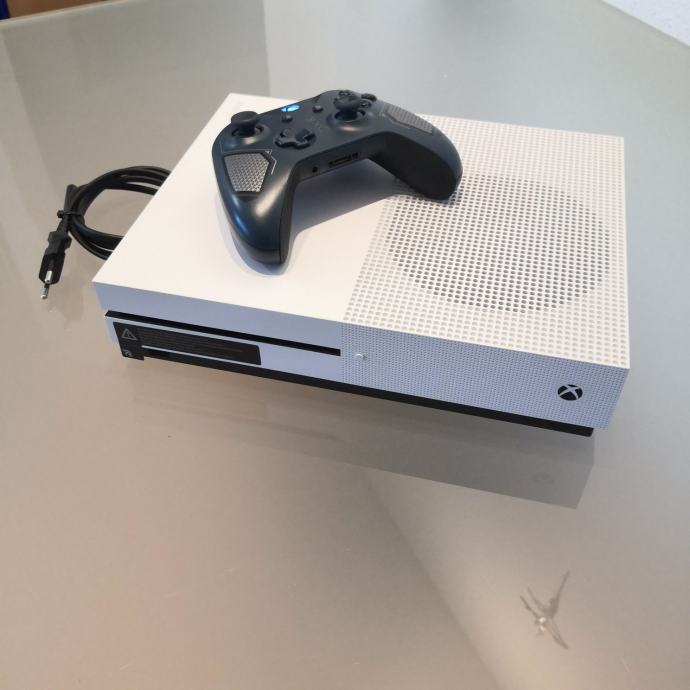 Xbox One S 500GB+FIFA 18