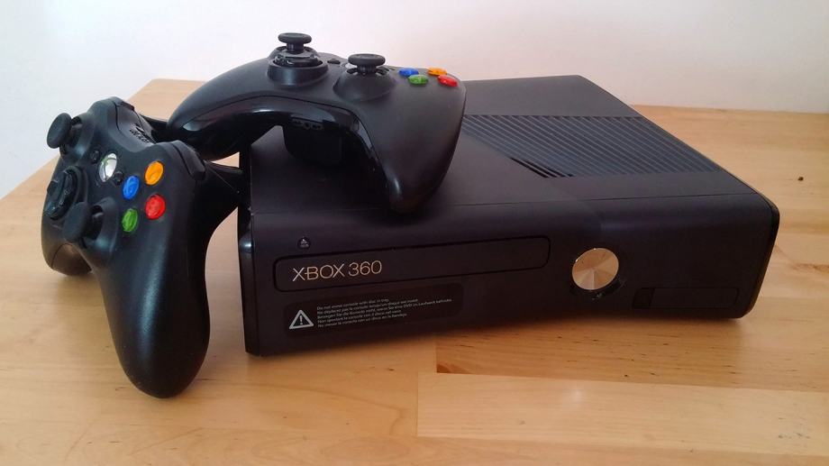 Xbox 360 sa: 250gb disk, 2 Controller-a, GTA V, Headset - PRILIKA