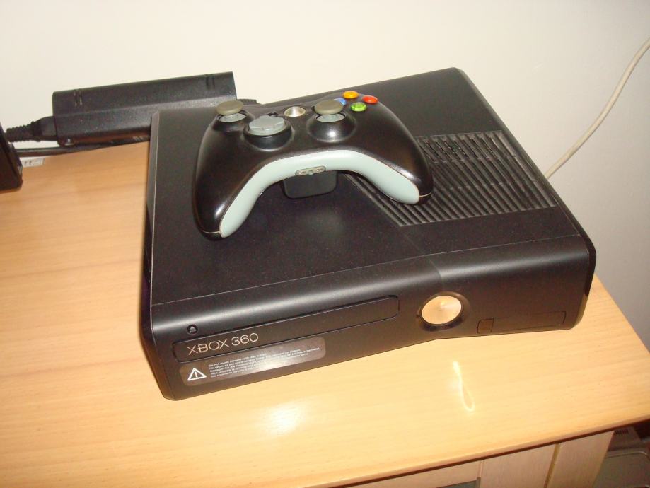 Xbox 360 slim 4gb sa 4 orginal igre do kraja tjedna 1000 kn HITNO!
