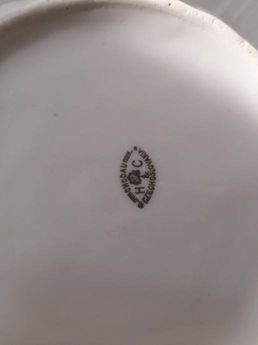 Tri bijele stare zdjele od Češke keramike različitih veličina.