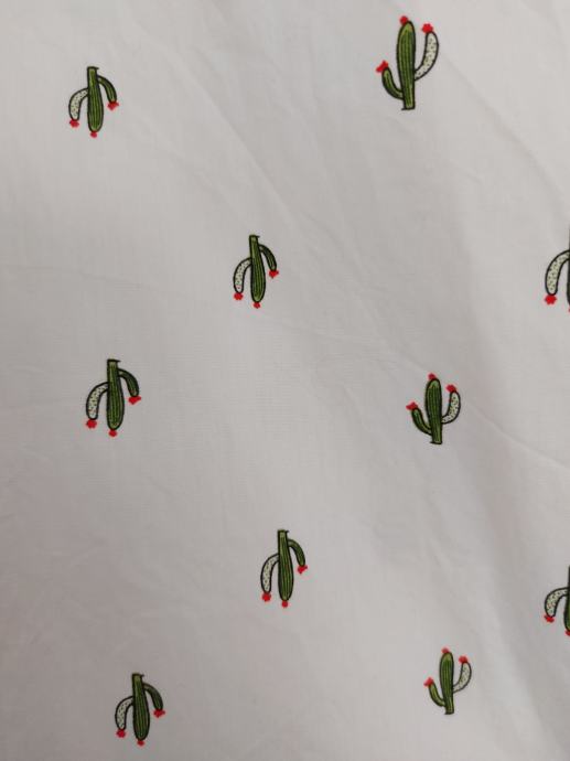 Bijela košulja kratkih rukava na kaktuse