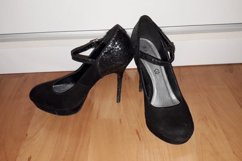 Crne cipele na visoku petu sa remenčićem i šlokicama - 39 veličina