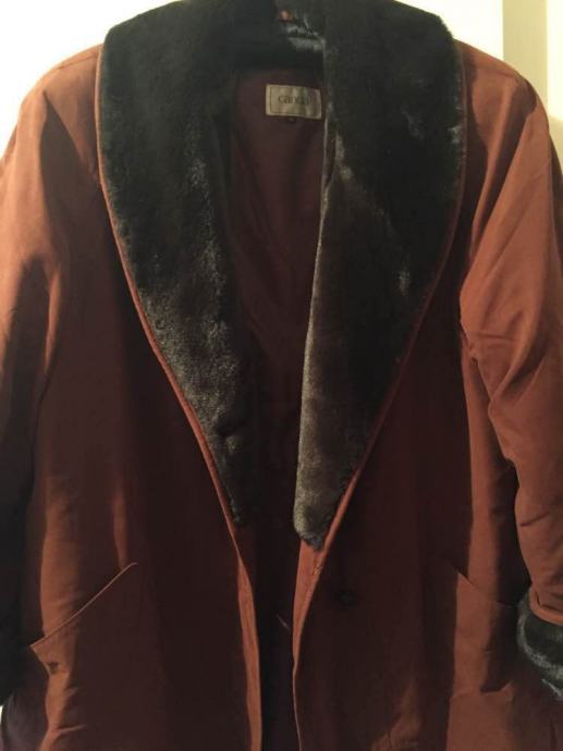 Efektna bunda punjena jakna sa krznom boje konjaka
