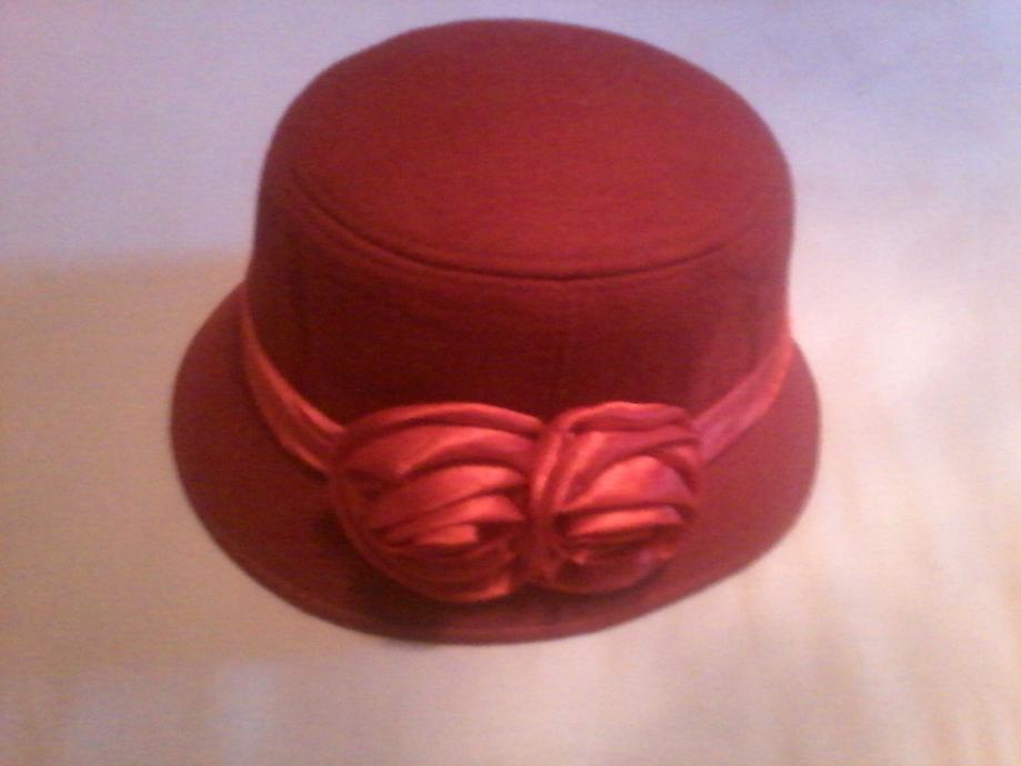 Novi crveni ženski elegantni šešir sa ružama