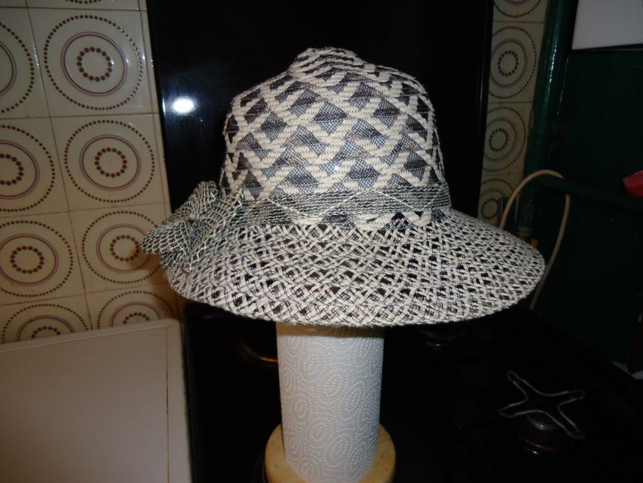 Ženski šešir crno-bijele kombinacije. Veličina 56 cm. Kao nov.