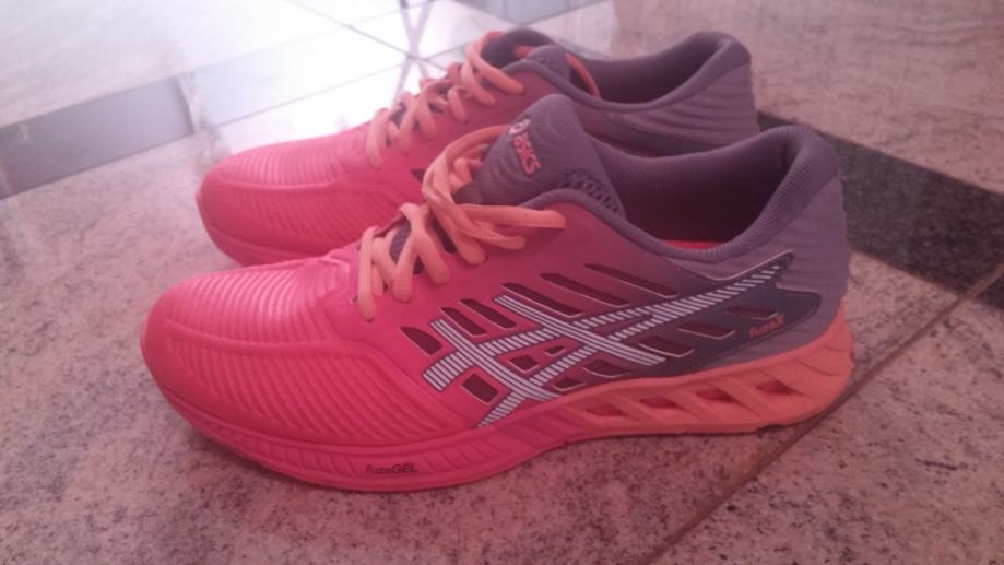 Nove Asics fuse GEL tenisice br.39