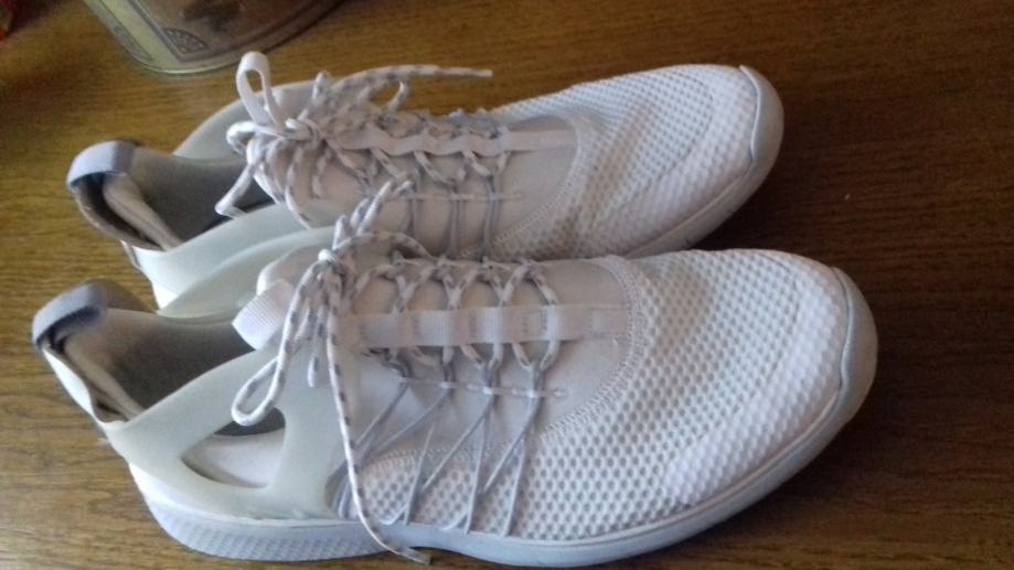 Tenisice Nike broj 41, bijele platnene, udobne, usčuvane