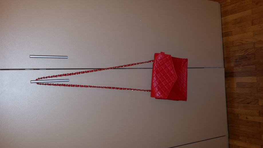 Atraktivna crvena torbica