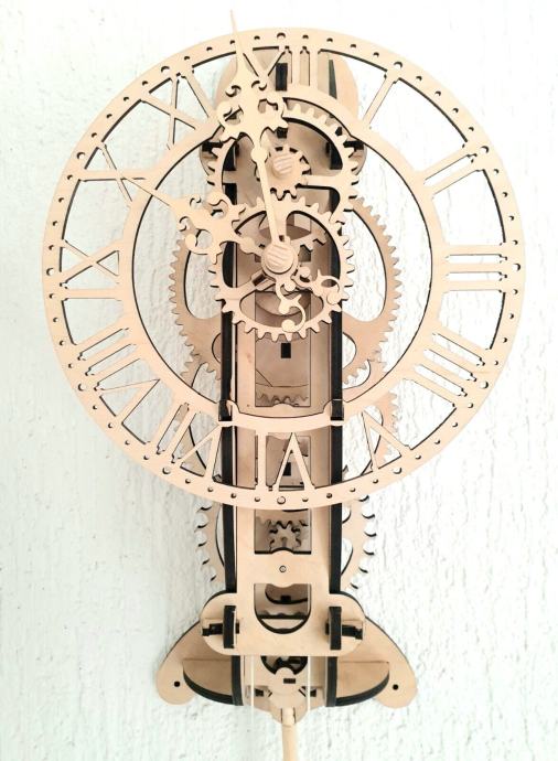 prekrasan ručno rađen mehanički drveni sat s klatnom i utezima