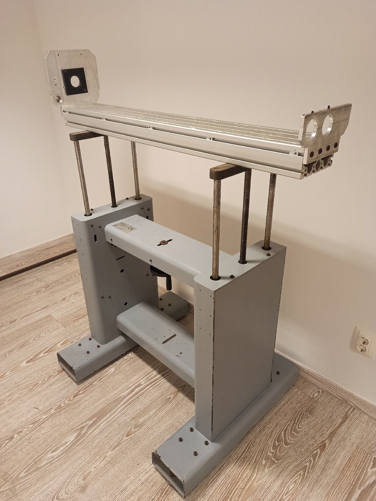 POSTOLJE ZA RADNI STROJ