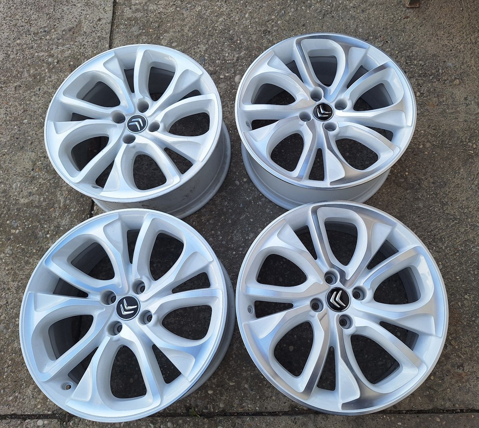 Alu Felge 18 4x108 Originalnog Stanja NOVE Original Citroen Peugeot Alu Felge 18 4x108 Originalnog Stanja NOVE Original Citroen Peugeot