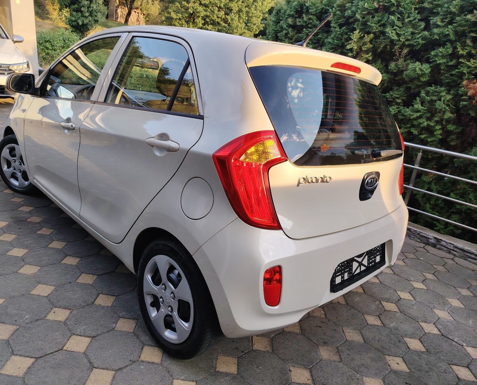 100000 km, Kia Picanto 1,0 LX, 5 vrata, model 2013., fotografija 5