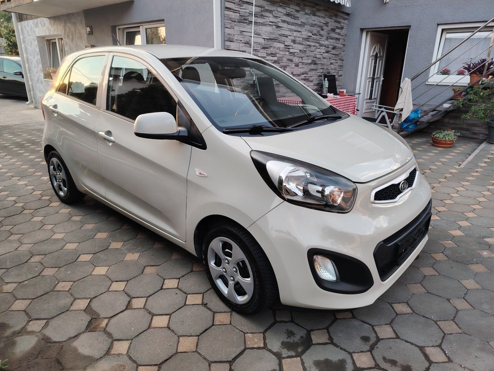 100000 km, Kia Picanto 1,0 LX, 5 vrata, model 2013., fotografija 2
