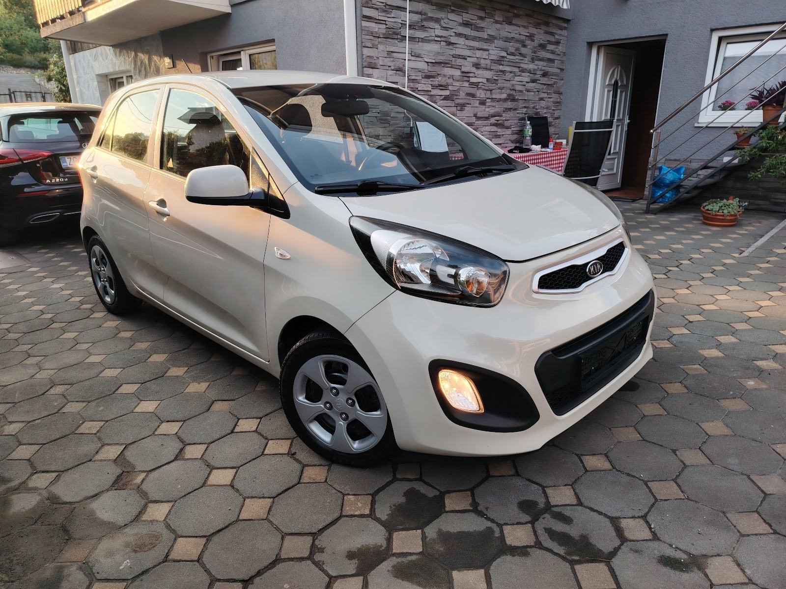 100000 km, Kia Picanto 1,0 LX, 5 vrata, model 2013., fotografija 7