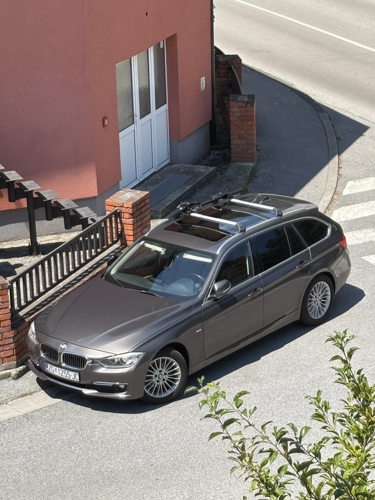 320d automatik, luxury, smeđa koža, panorama, m-volan, fotografija 2