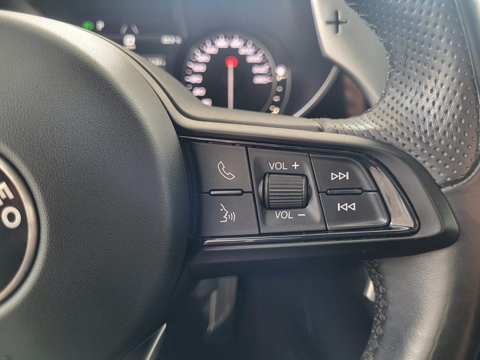 ALFA GIULIA Q4 VELOCE 2.2 JTDM AUTOMATIK KAMERA RADAR KOŽA F1 KEYLESS, fotografija 19