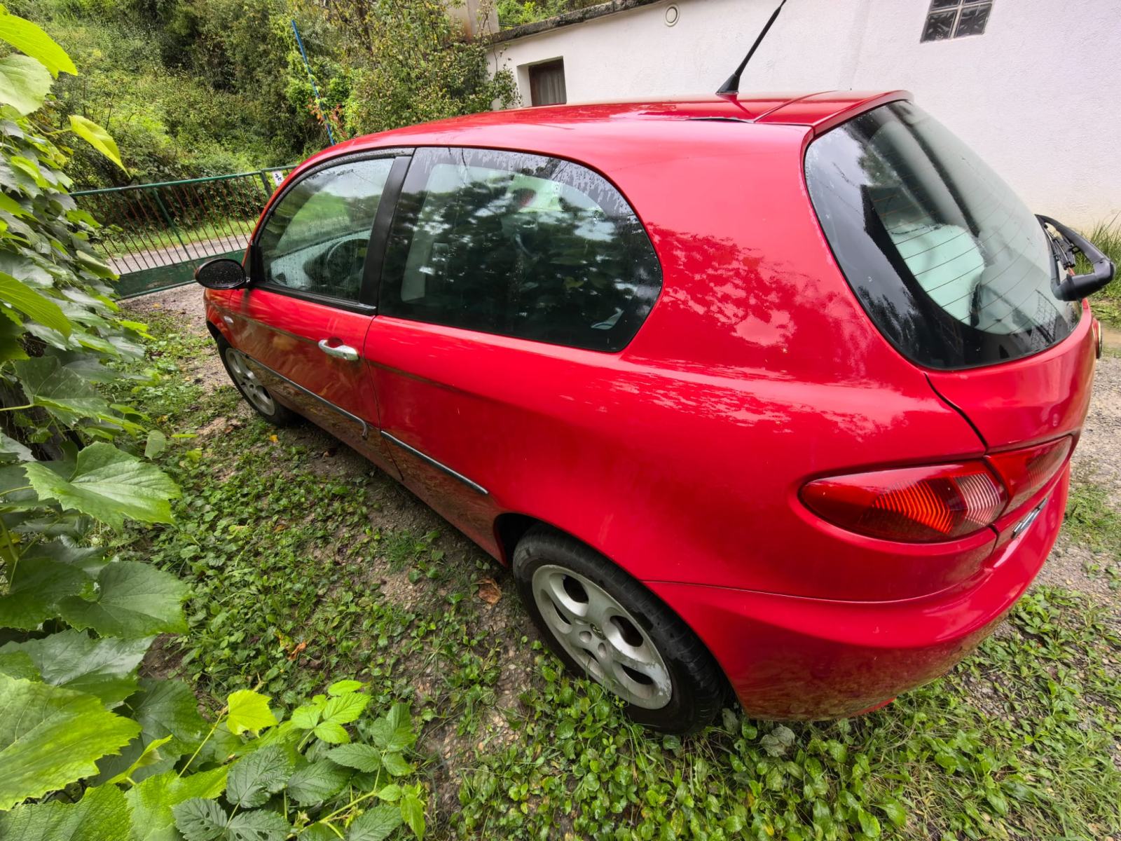 Alfa Romeo 147 1,6 TS 105 registriran do 1mj 2027, pogled izvana - slika 2
