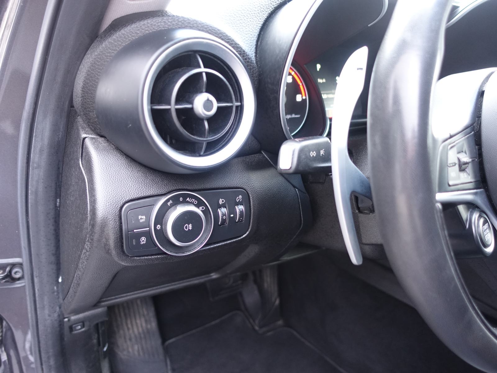 Alfa Romeo Giulia 2,2 JTDm AT / NOVE GUME + JAMSTVO + REGISTRACIJA, fotografija 17