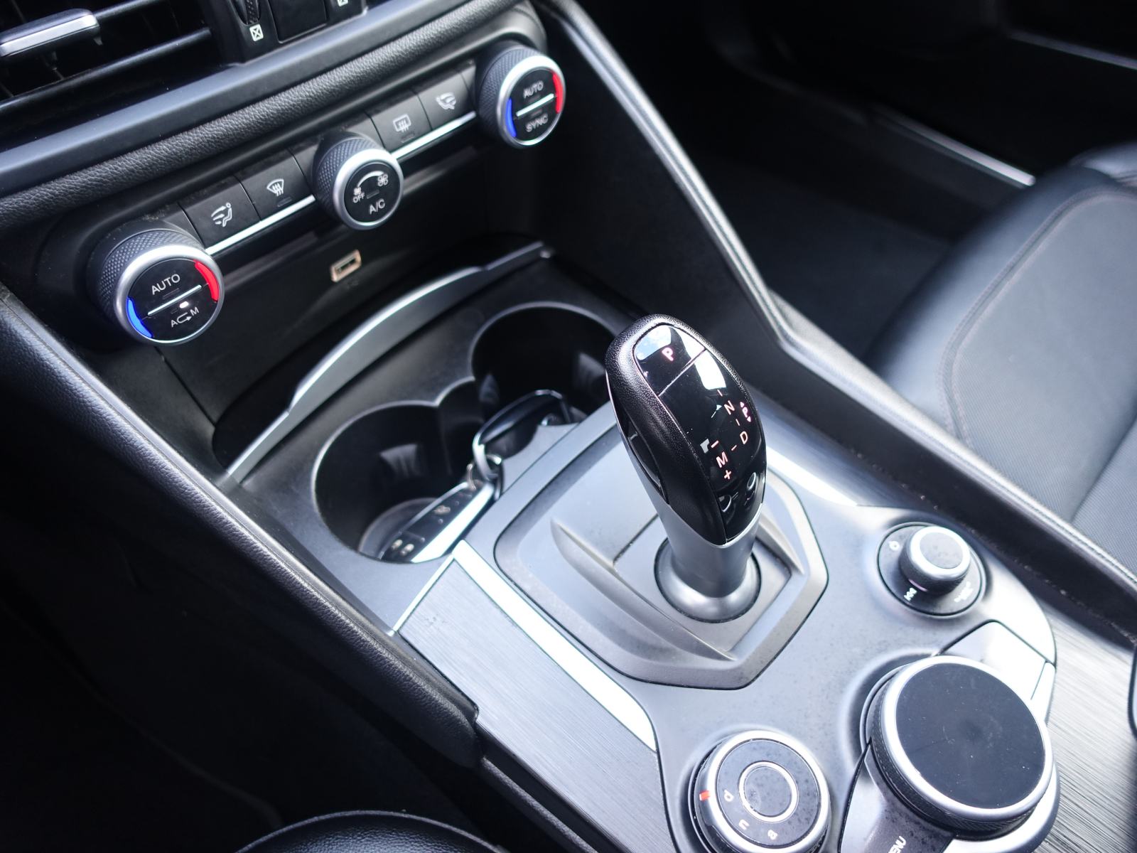 Alfa Romeo Giulia 2,2 JTDm AT / NOVE GUME + JAMSTVO + REGISTRACIJA, fotografija 13