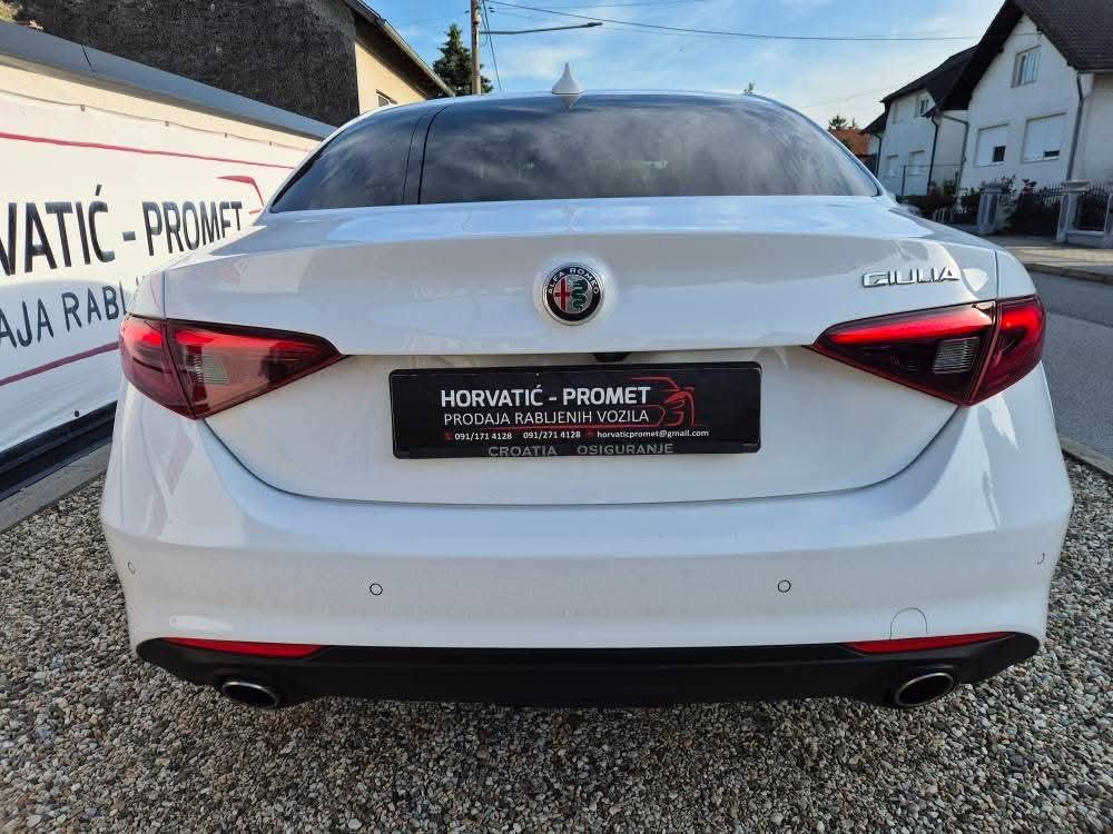 Alfa Romeo Giulia 2,2 JTDm Sport Automatic,savršeno stanje,ko nova, fotografija 8