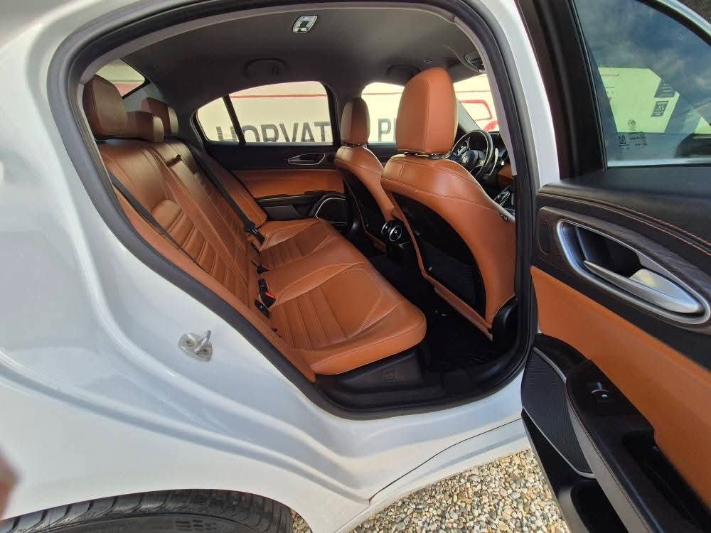 Alfa Romeo Giulia 2,2 JTDm Sport Automatic,savršeno stanje,ko nova, fotografija 12