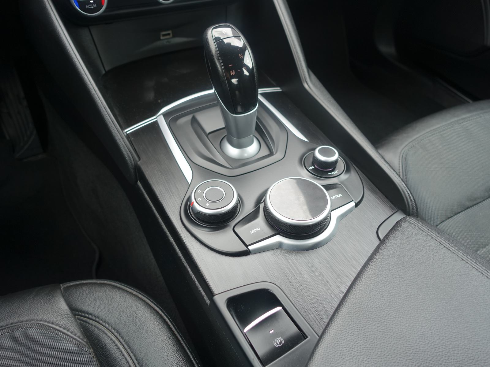 Alfa Romeo Giulia 2,2 JTDm 180 Super AT / JAMSTVO + REGSITRACIJA, fotografija 17