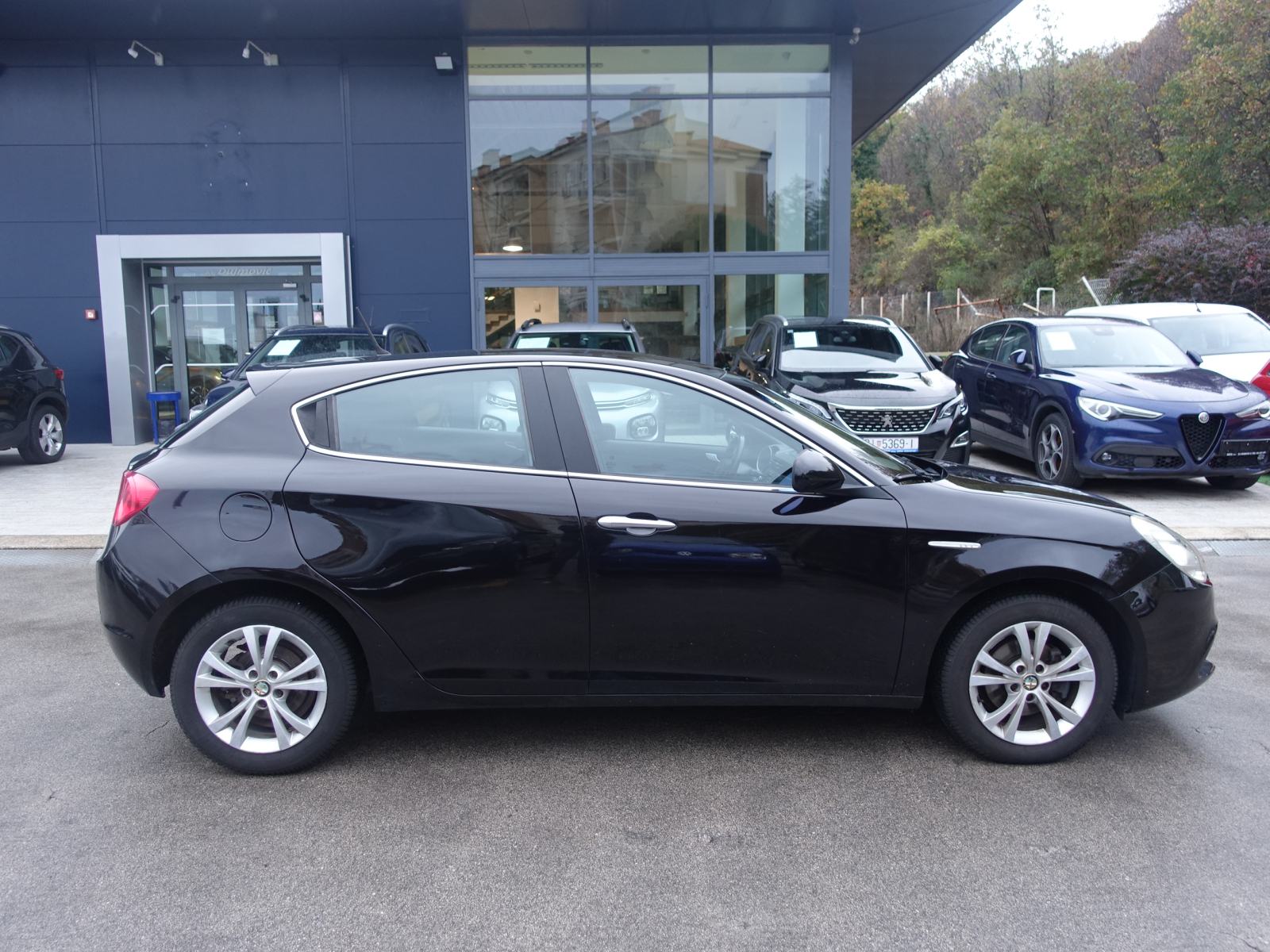 Alfa Romeo Giulietta 1,6 JTDm / NOVA DISTR. + GUME + JAMSTVO + REGISTR, fotografija 2