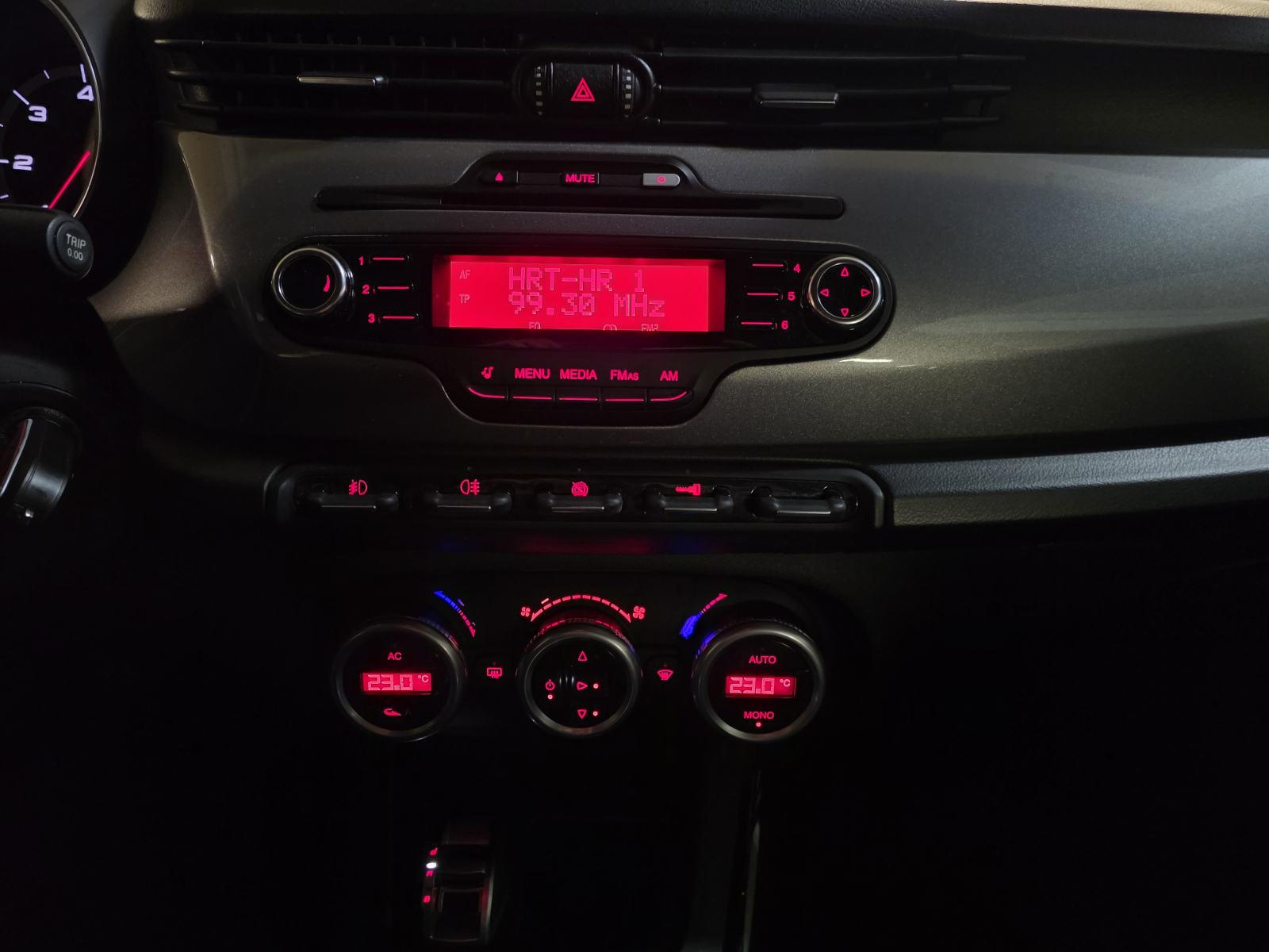 Alfa Romeo Giulietta 1,6 JTDm / NOVA DISTR. + GUME + JAMSTVO + REGISTR, fotografija 16