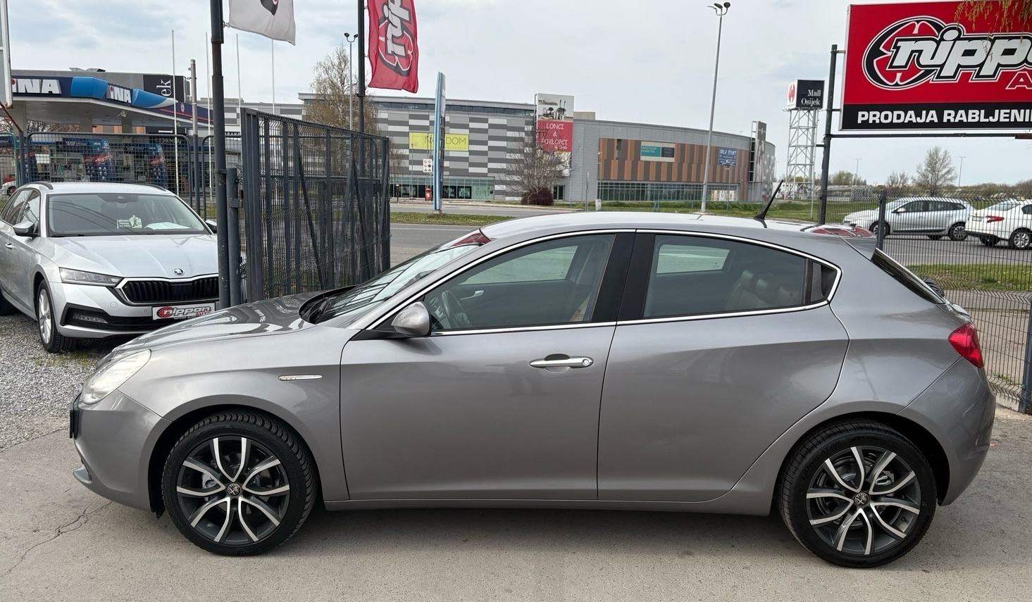 Alfa Romeo Giulietta 1,6 JTD KLIMA - SERVIS - AUTOKREDIT, pogled izvana - slika 3