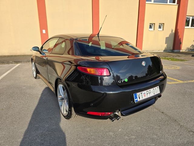 ALFA ROMEO GT 1.9 JTDm Q2-FULL-BOSE-V+M SERVIS-ORGINALNO STANJE, fotografija 6