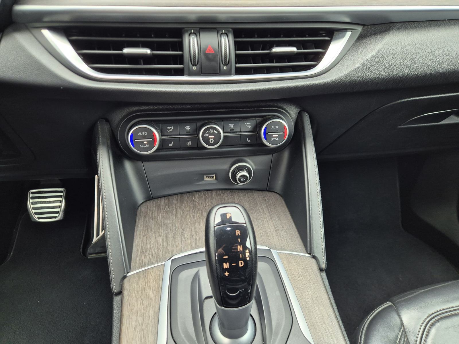 Alfa Romeo Stelvio 2.0 Turbo Q4, 280 ks, HR auto, Kamera, Koža, 20", fotografija 20
