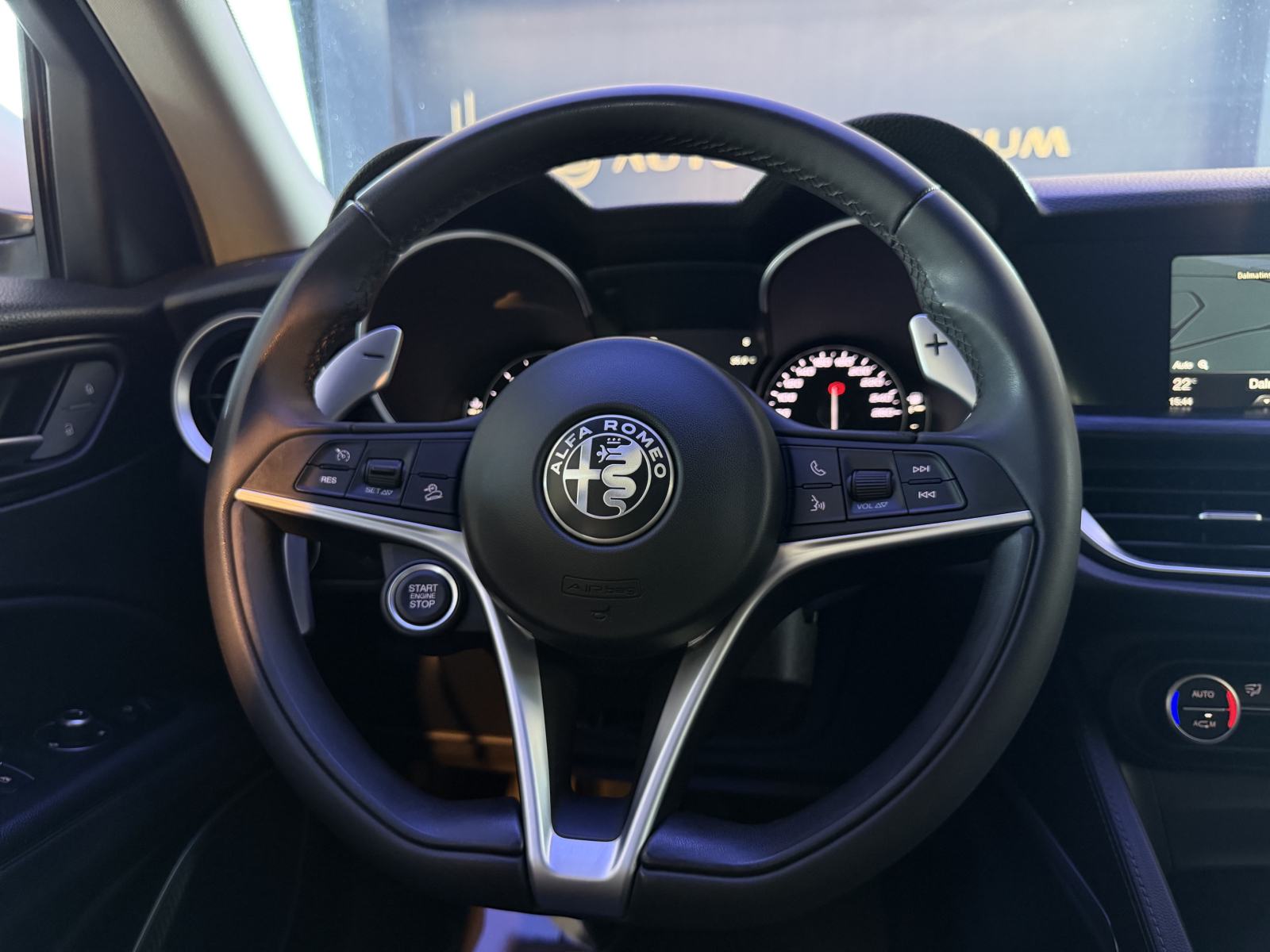Alfa Stelvio 2.2 JTDM Automatic - alu 19', navigacija, koža, park. kam, fotografija 12