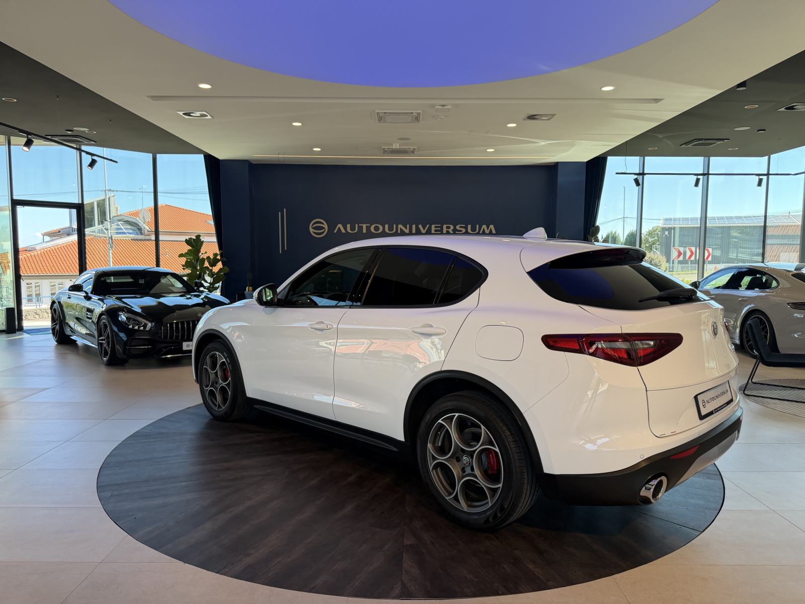 Alfa Stelvio 2.2 JTDM Automatic - alu 19', navigacija, koža, park. kam, fotografija 3