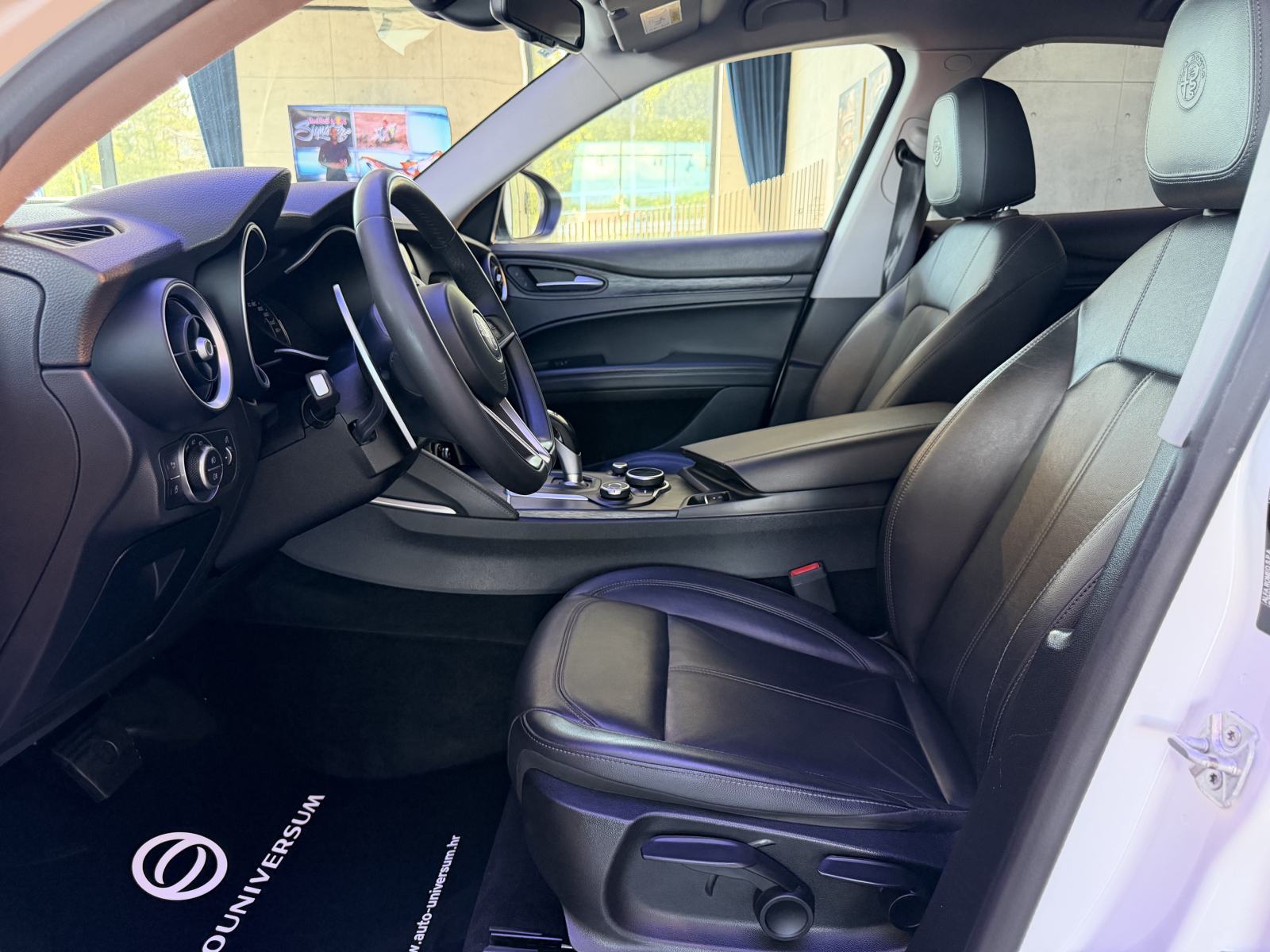 Alfa Stelvio 2.2 JTDM Automatic - alu 19', navigacija, koža, park. kam, fotografija 10