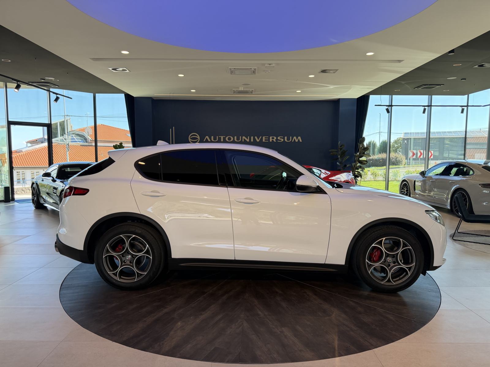 Alfa Stelvio 2.2 JTDM Automatic - alu 19', navigacija, koža, park. kam, fotografija 6
