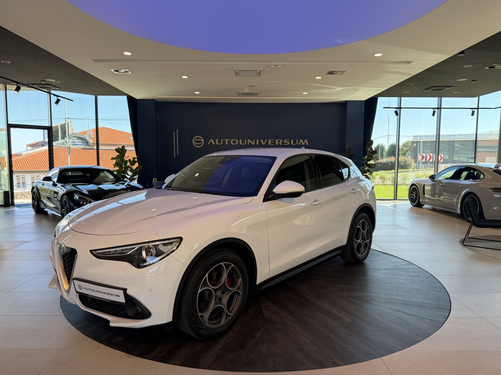 Alfa Stelvio 2.2 JTDM Automatic - alu 19', navigacija, koža, park. kam, fotografija 1