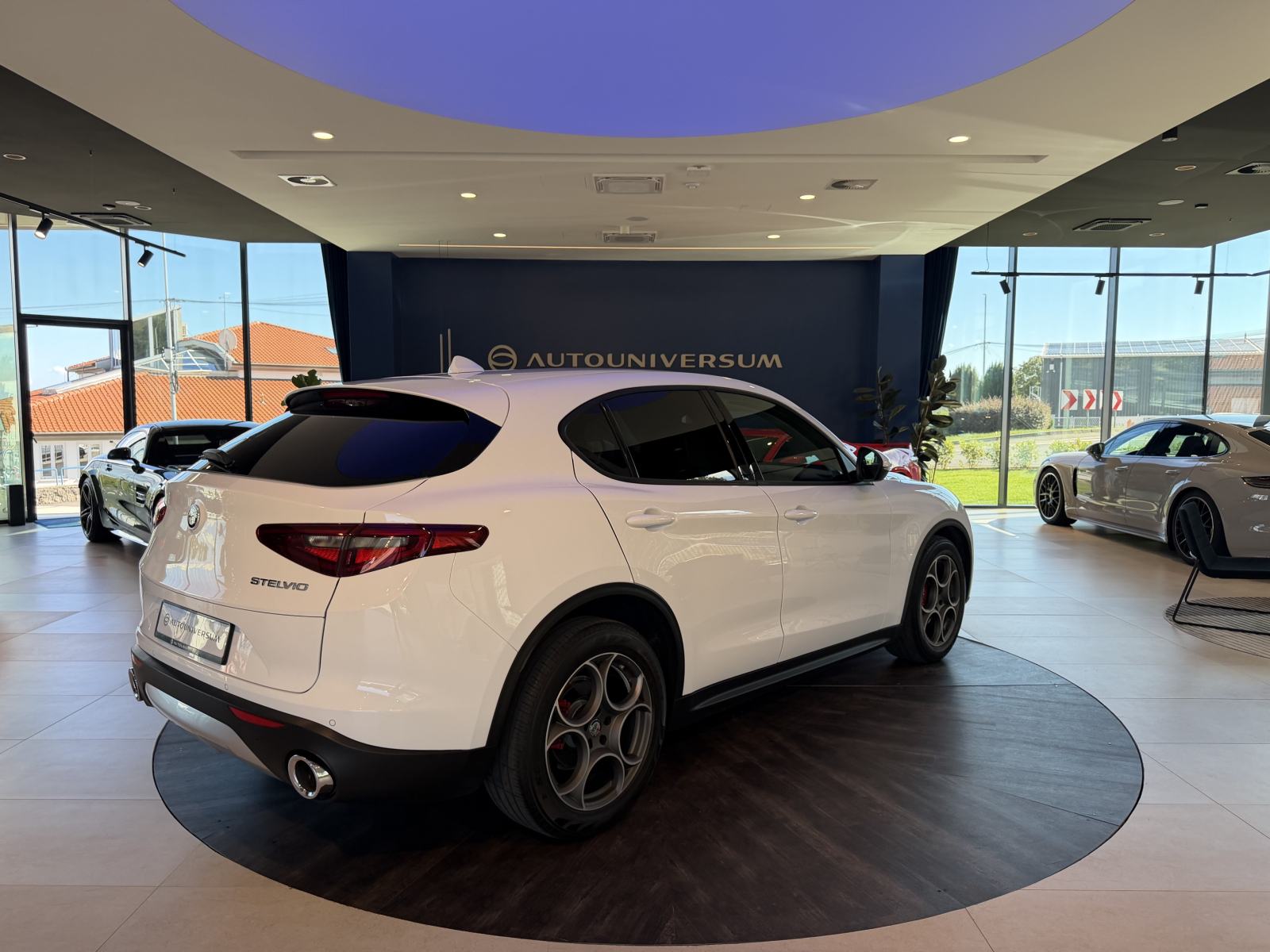 Alfa Stelvio 2.2 JTDM Automatic - alu 19', navigacija, koža, park. kam, fotografija 4